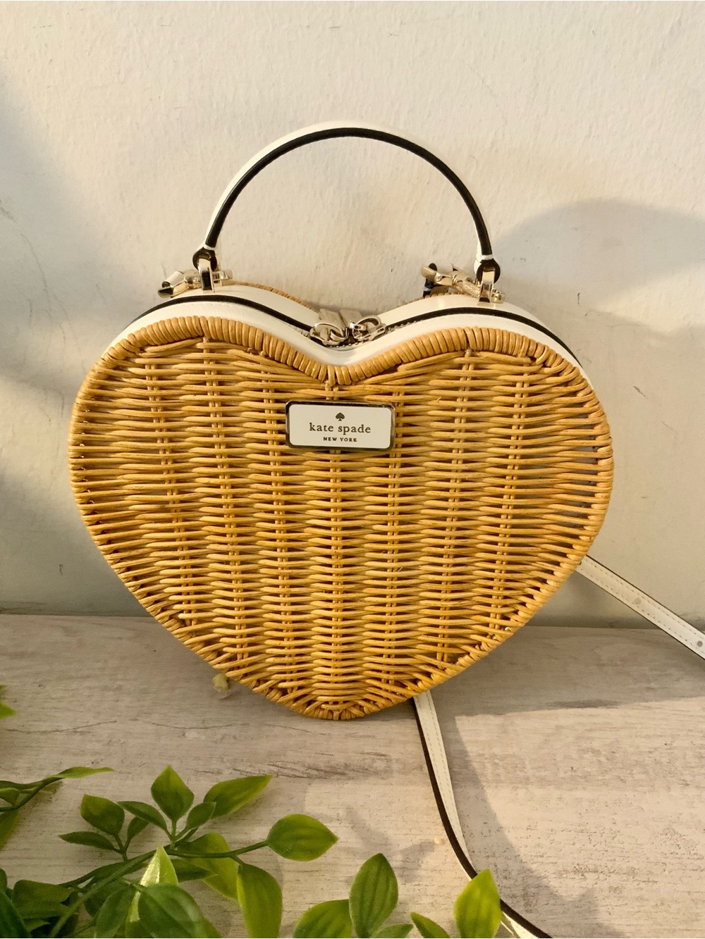 KATE SPADE LOVE SHACK HEART WICKER & LEATHER CROSSBODY BAG PARCHMENT